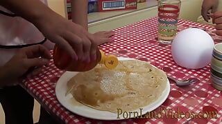 Chicas rubias con grandes tetas en un sexo grupal